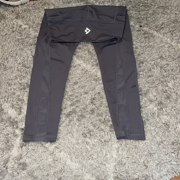 Spandex material leggings, have mesh at the bottom, has pockets! - Picture 2 of 3